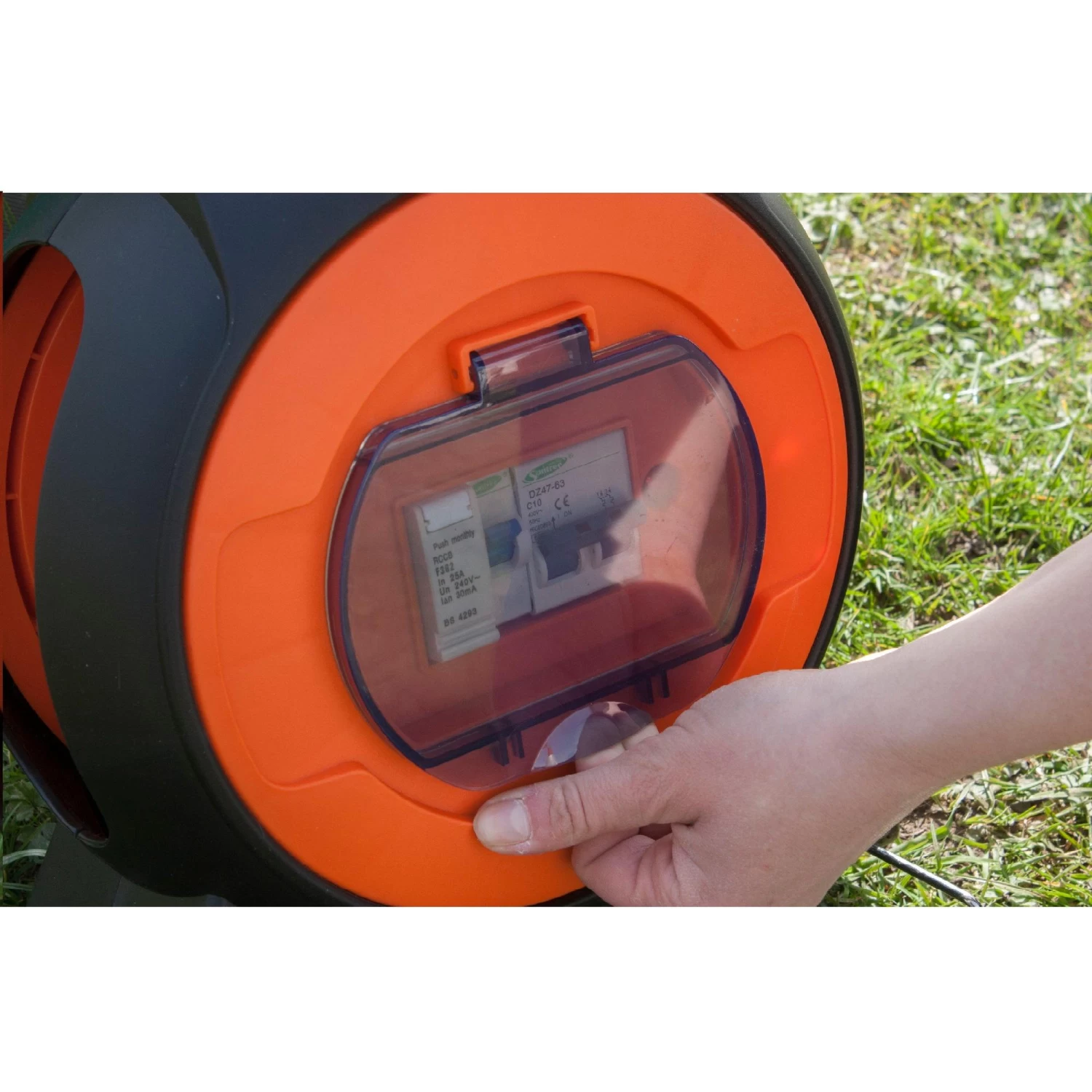 Vango Voltaic 15M Roll Away Camping Mains Lead 4 Vango Voltaic 15M Roll Away Camping Mains Lead - Image 4