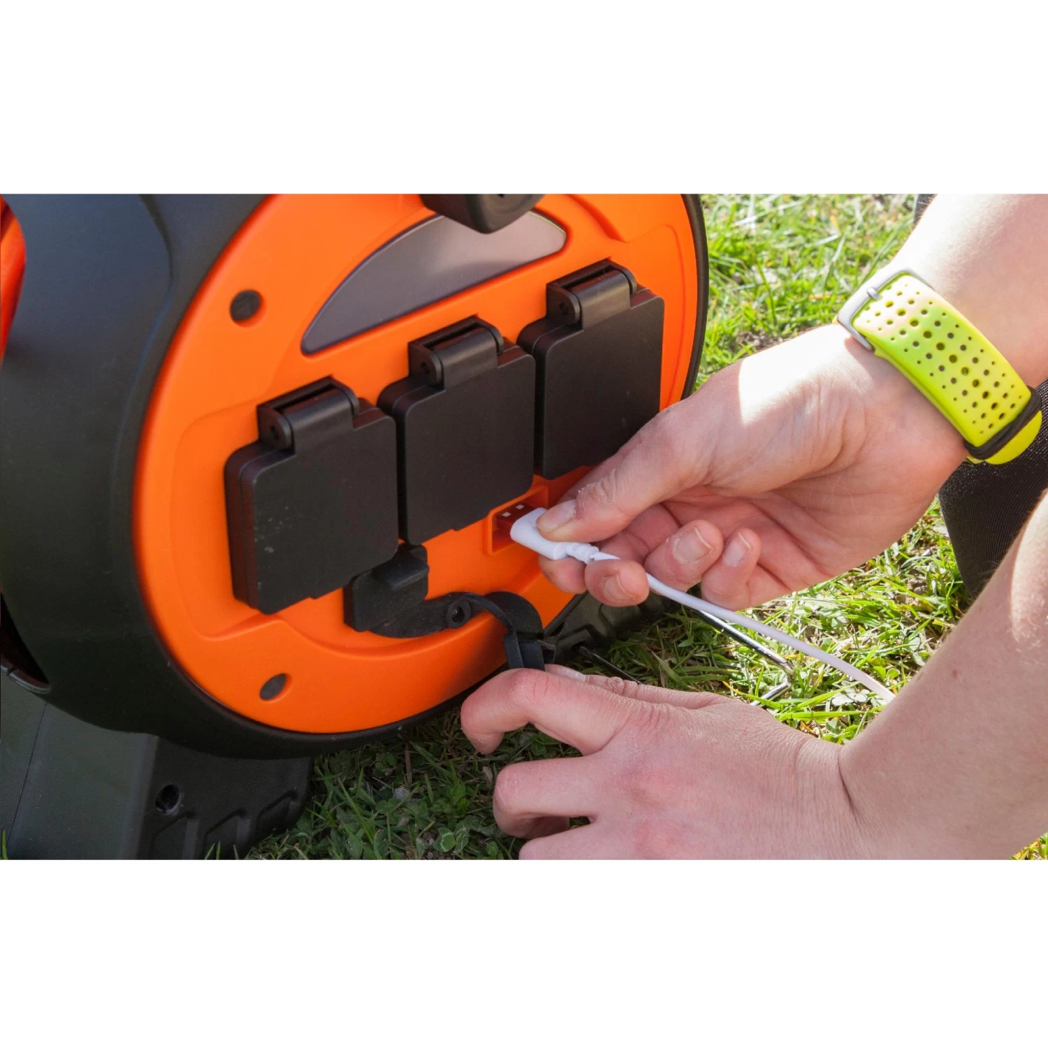 Vango Voltaic 15M Roll Away Camping Mains Lead 2 Vango Voltaic 15M Roll Away Camping Mains Lead - Image 2